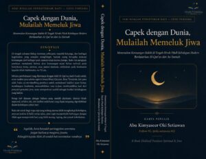 Desain cover depan, punggung buku, dan cover belakang buku Capek dengan Dunia, Mulailah Memeluk Jiwa karya Abu Kimyaseer Oki Setiawan dengan nuansa hitam elegan dan ilustrasi bulan sabit, diterbitkan oleh Hanifa Publishing Digital.