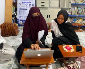 Olga Mia Soransa mendampingi peserta pelatihan menulis cerpen