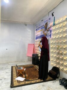 Olga Mia Soransa memberikan materi pelatihan menulis cerpen