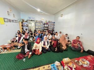 Foto bersama peserta pelatihan menulis cerpen dan tamu undangan yang hadir di Sekretariat Luaz Foundation, Desa Penujak.