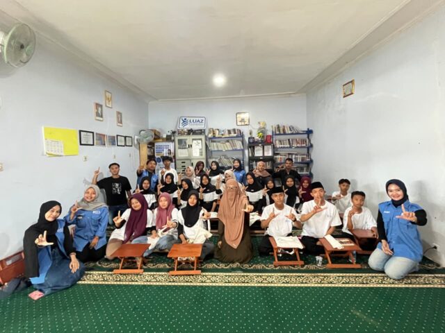 Foto bersama 20 peserta pelatihan menulis cerpen bersama Olga Mia Soransa di Luaz Foundation, Desa Penujak, Lombok Tengah.