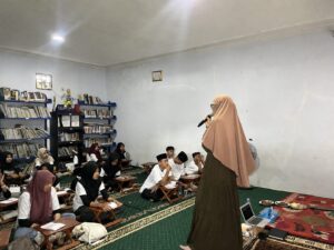 Olga Mia Soransa menyampaikan materi menulis cerpen kepada peserta pelatihan di Luaz Foundation, Desa Penujak, Lombok Tengah.