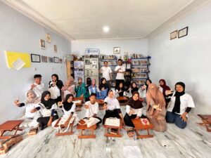 Peserta dan narasumber Pertemuan III Pelatihan Menulis Cerpen LUAZ Foundation di Desa Penujak Lombok Tengah