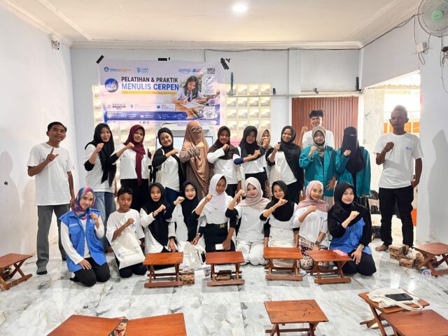 Peserta dan narasumber Pertemuan III Pelatihan Menulis Cerpen LUAZ Foundation di Desa Penujak Lombok Tengah