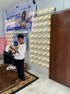 Peserta Arka maju membacakan dan mempresentasikan naskah cerpen pada Pertemuan III